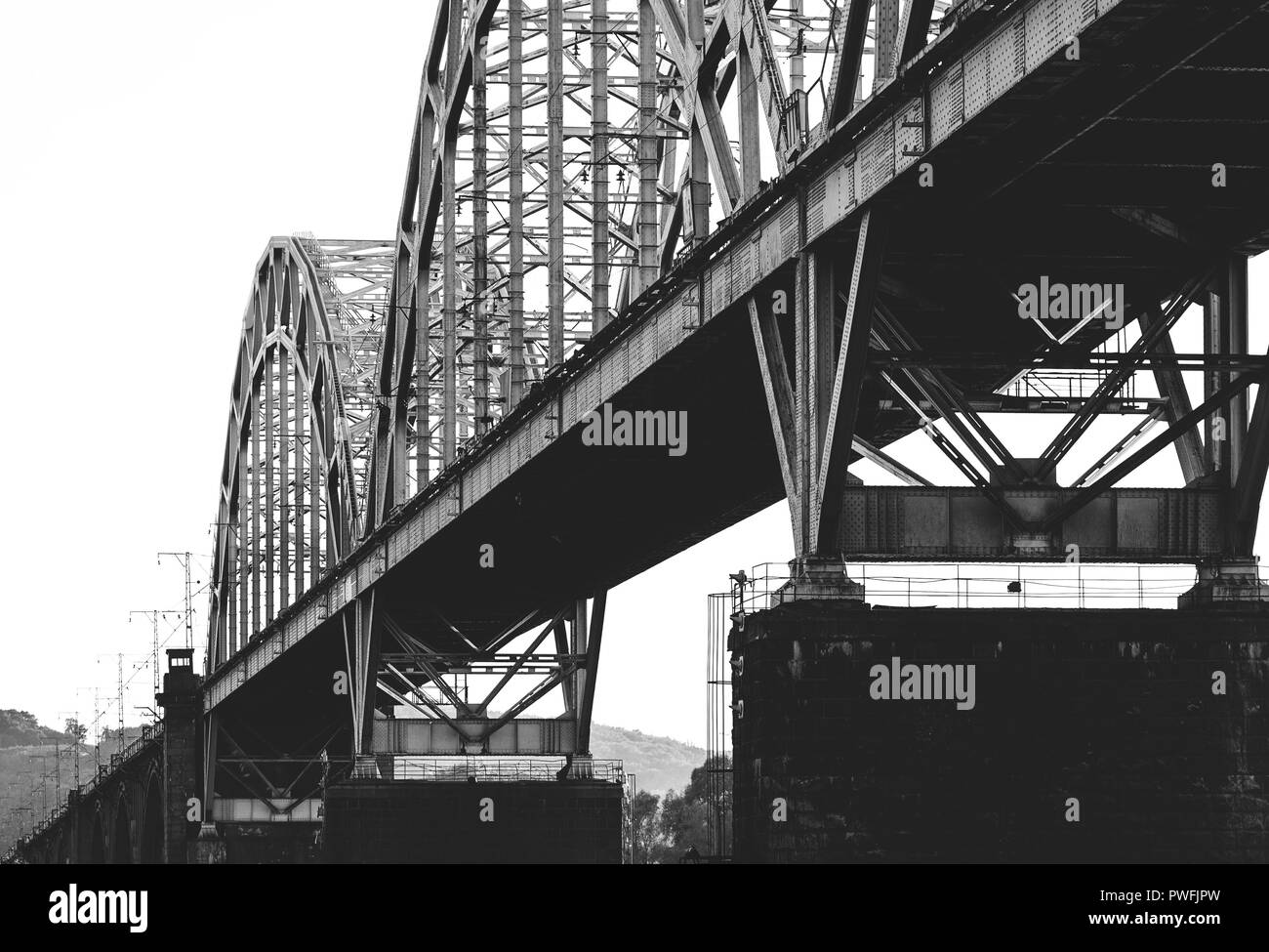 Railroad Bridge. Industrielle Tapete. Genieteten Stahlkonstruktionen Stockfoto