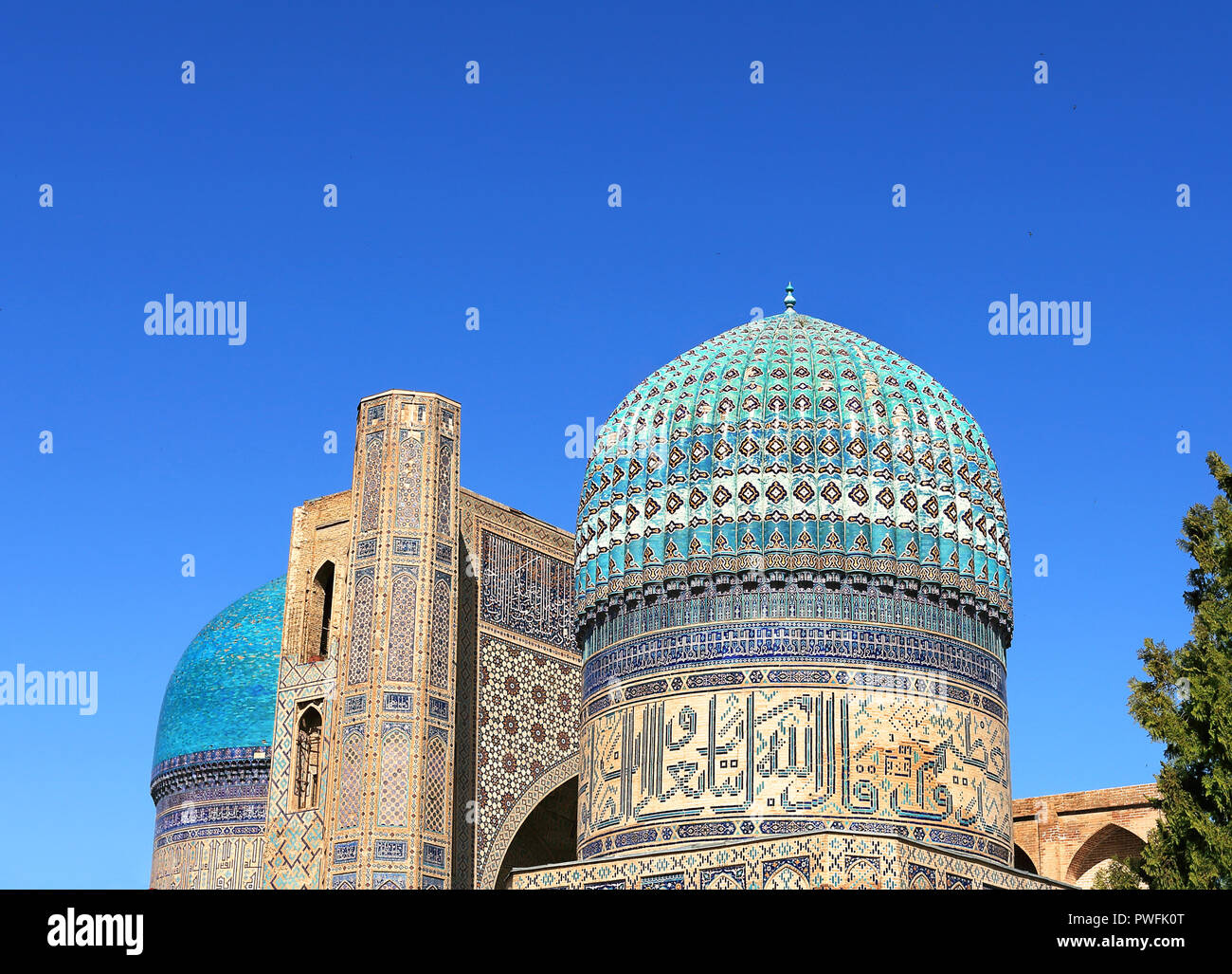 Mittelalterliche Zentralasiatische Mausoleum mit orientalischen Ornament und Kuppeln Stockfoto