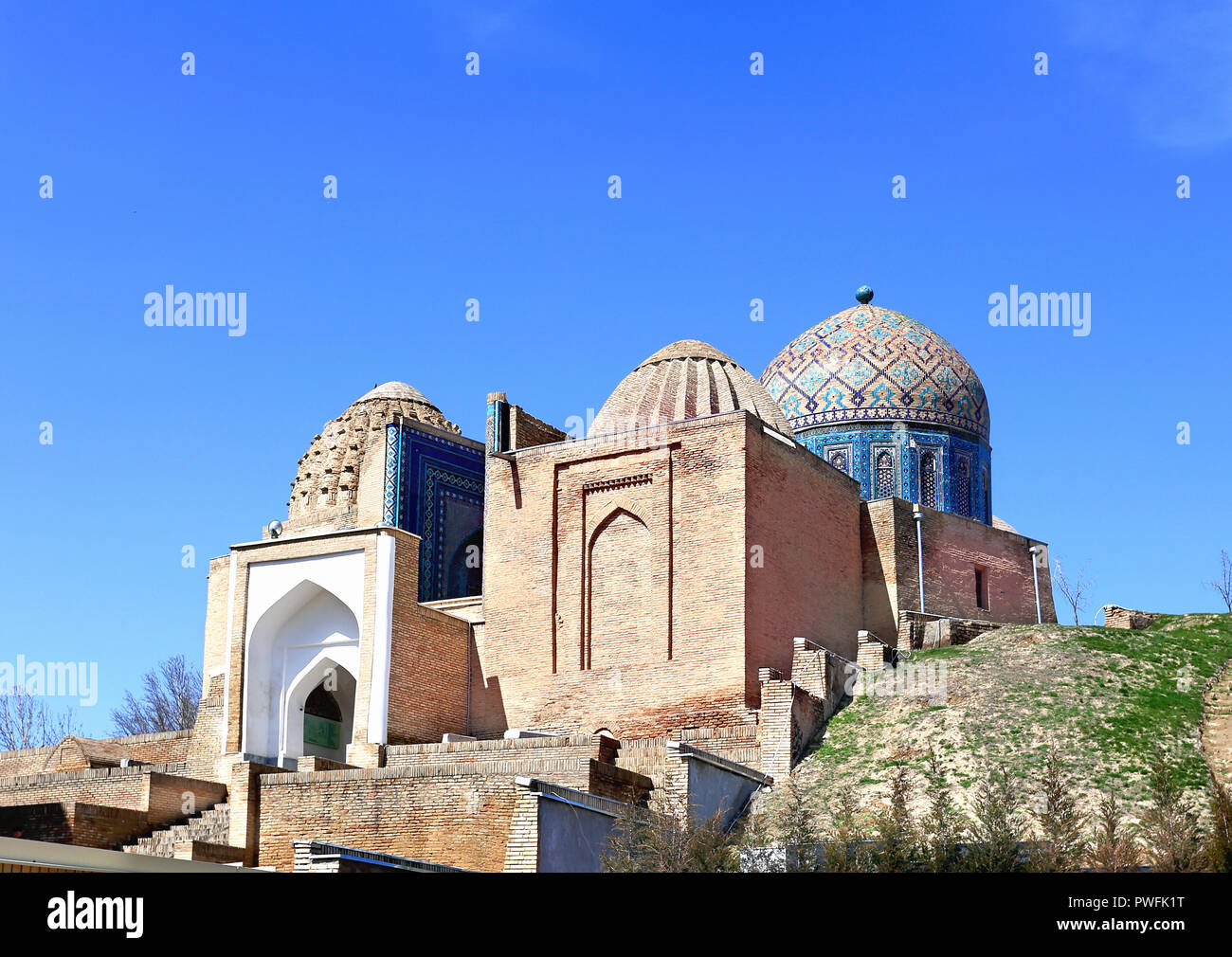 Mittelalterliche Zentralasiatische Mausoleen mit orientalischen Ornament, blaue Kuppeln und pishtaks Stockfoto