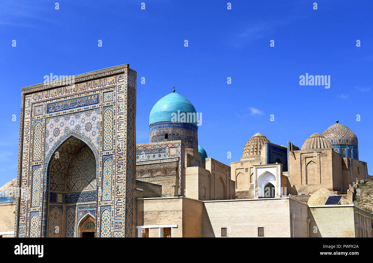 Mittelalterliche Zentralasiatische Mausoleen mit orientalischen Ornament, blaue Kuppeln und pishtaks Stockfoto
