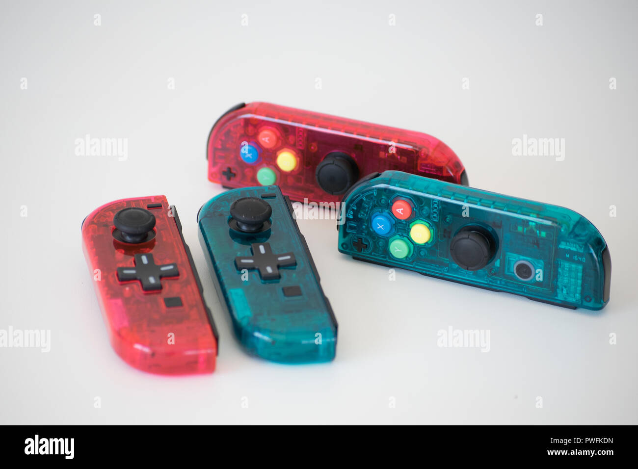 Nintendo Schalter Joy-Con transparent Rot Blau Controller Stockfoto