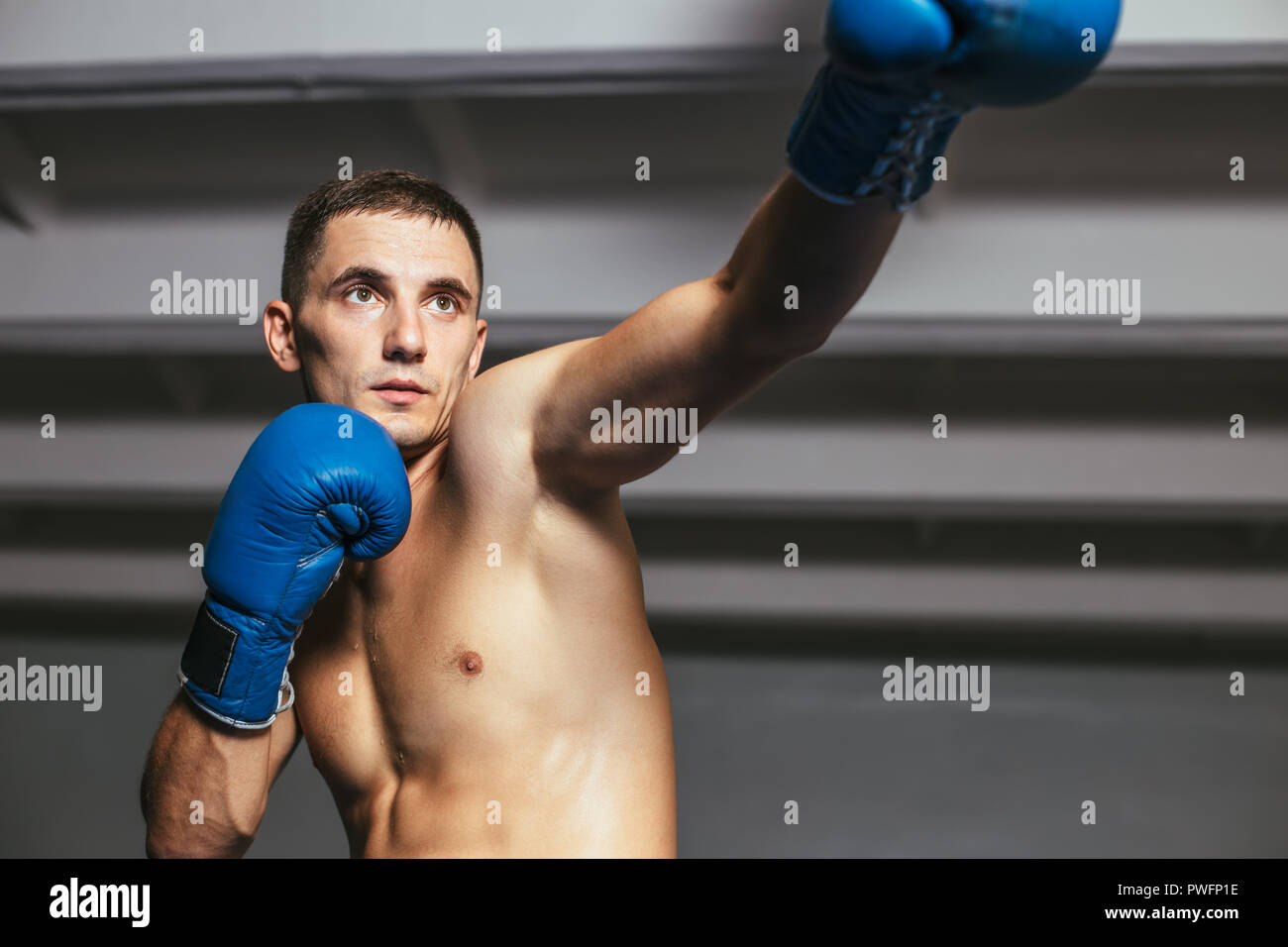 Männliche Boxer beim Boxen Übung direkt betroffen. Sport Konzept jab  Stockfotografie - Alamy