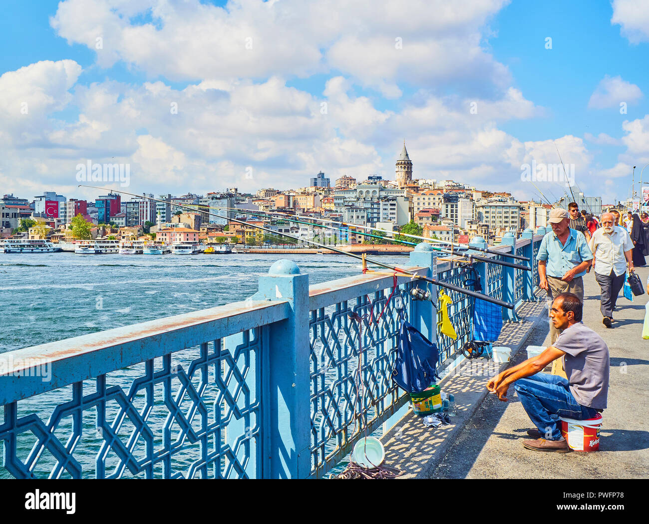 Bürger auf der Galata-brücke Angeln in der Mündung des Goldenen Horns Bucht mit Blick auf den Stadtteil Karakoy Skyline im Hintergrund. Istanbul. Stockfoto