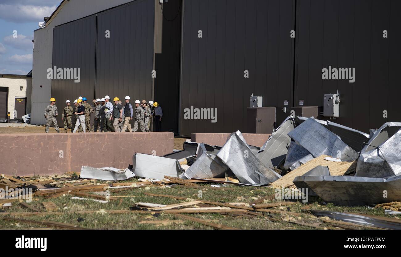 Us Air Force Senior Leadership Umfragen die Folgen des Hurrikans Michael an Tyndall Air Force Base, Fla., Okt. 14, 2018, 14. Oktober 2018. Air Combat Command hat mehrere relief Vermögen mobilisiert, um den Betrieb wiederherzustellen, nachdem der Hurrikan verursachte katastrophale Schäden an der Basis. (U.S. Air Force Foto von A1C Kelly Walker). () Stockfoto