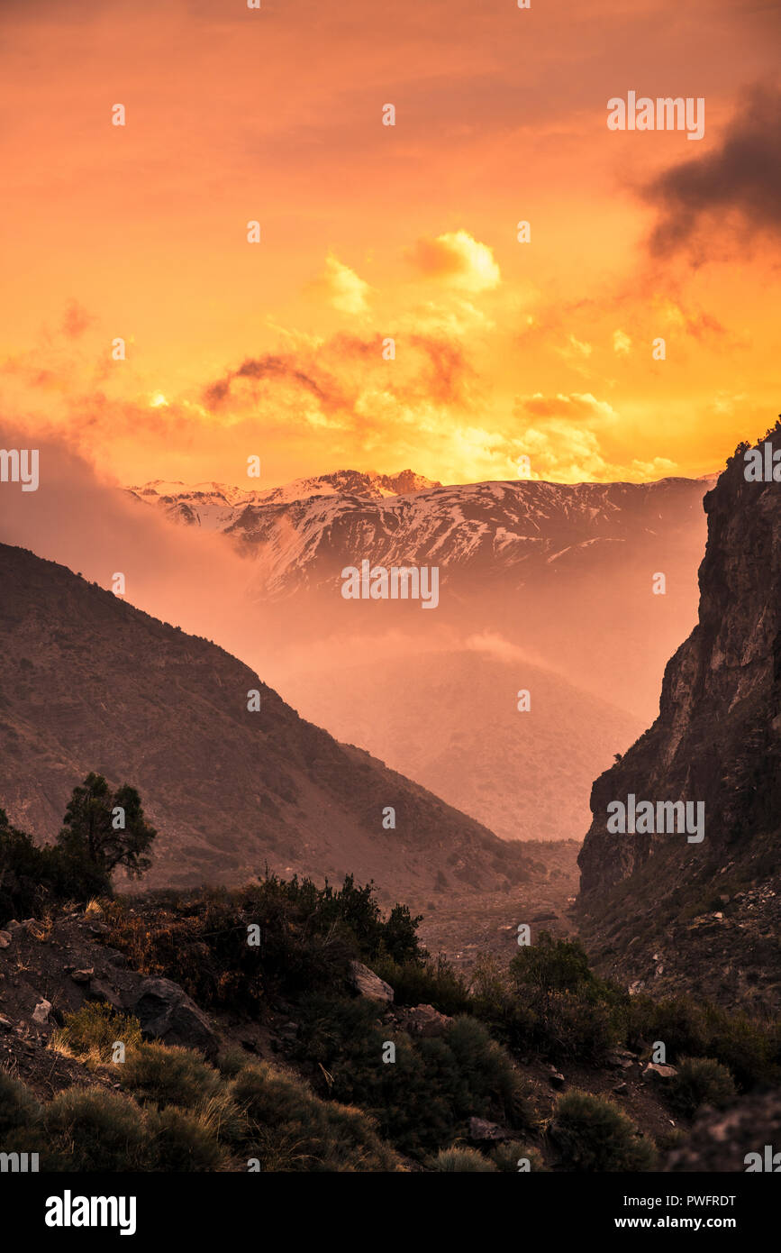 Einen warmen Sonnenuntergang in einem der Täler von Cajon del Maipo, in der Nähe von Santiago, Chile Stockfoto