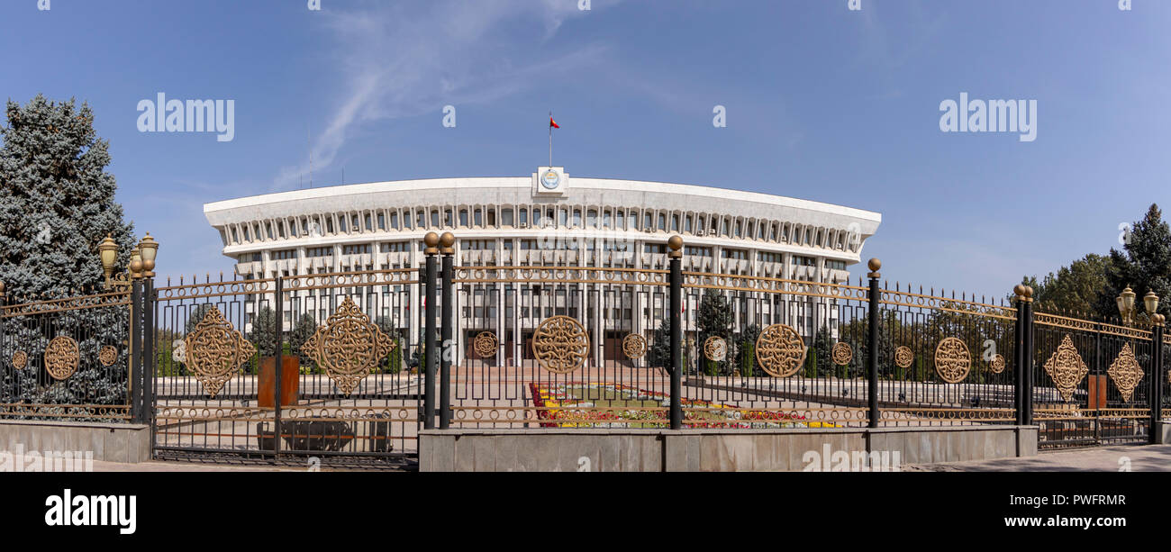Vordere Tor umgebenden Weißen Haus Regierungsgebäude in Bischkek, Kirgisistan. Stockfoto