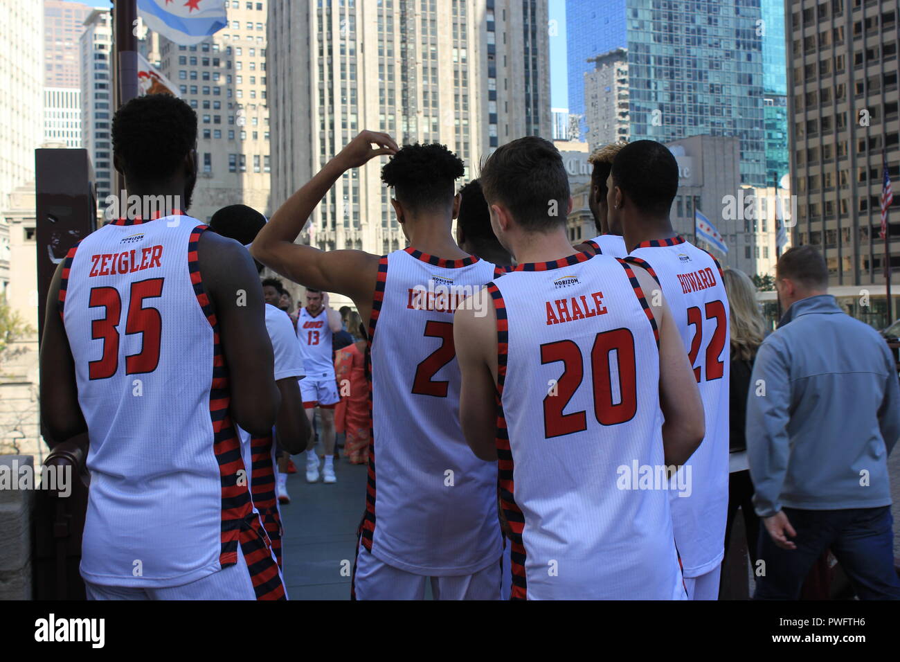 # Rawimagery raw Bilder und Schnappschüsse College Basketball Team Player seinen Kopf auf die Michigan Avenue kratzen. Diggins, Ahale, Ziegler Stockfoto