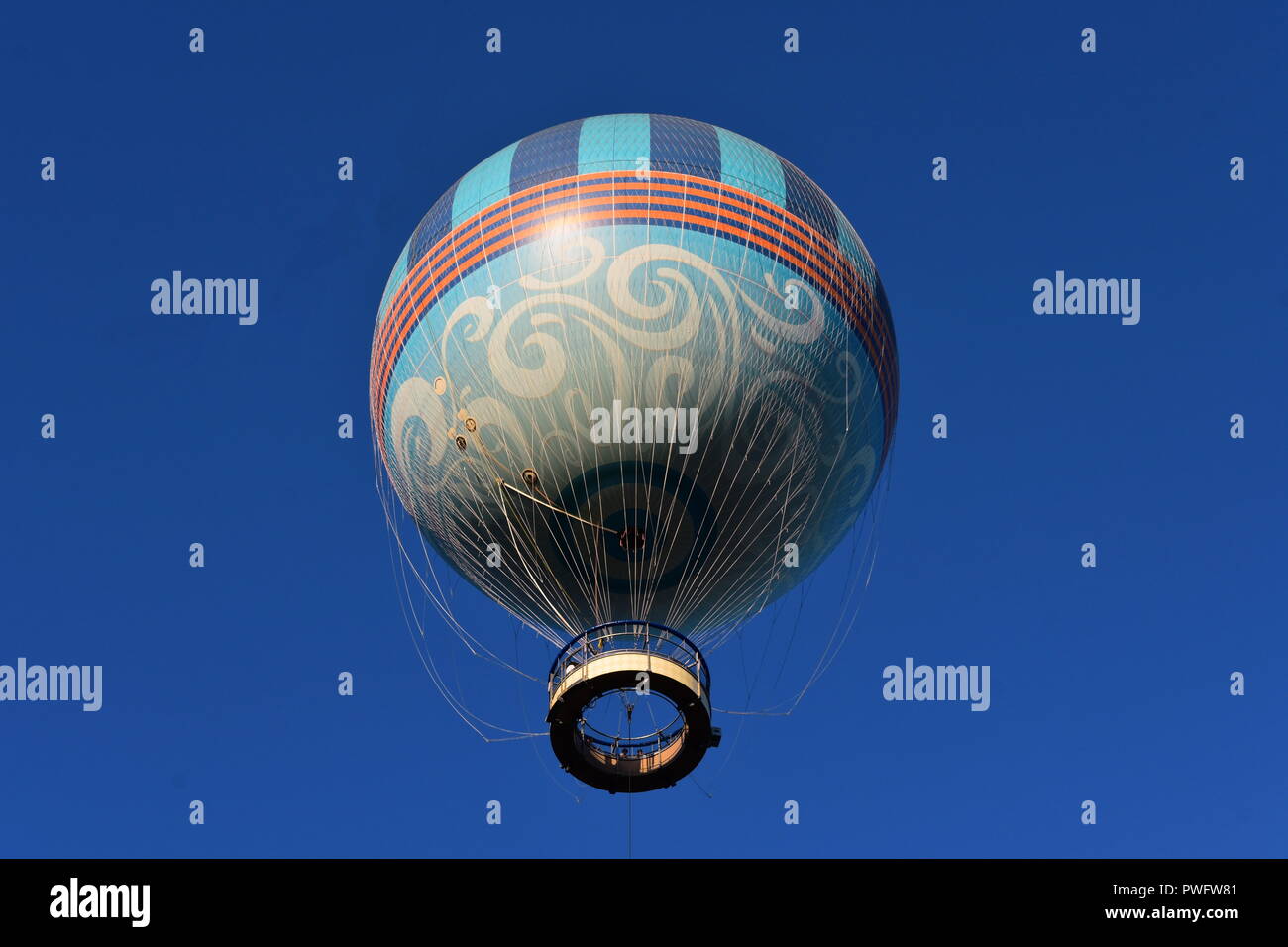 Orlando, Florida. September 27, 2018. Heißluftballon auf blauen Himmel Hintergrund in Lake Buena Vista Stockfoto