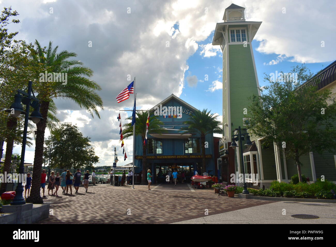 Orlando, Florida; August 19, 2018 Waterfront Restaurant, Dockside Bar mit wunderschönen grünen Leuchtturm, in Lake Buena Vista. Stockfoto