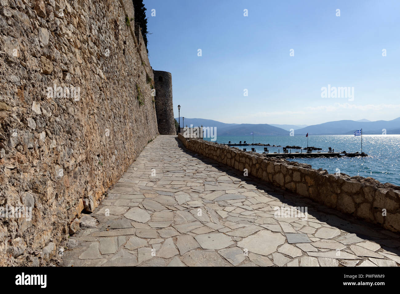 Blick entlang der malerischen Klippen gehen wie die arvanitia Promenade bekannt, dass umgeht die Stadt Nafplio. Peloponnes. Griechenland. Stockfoto