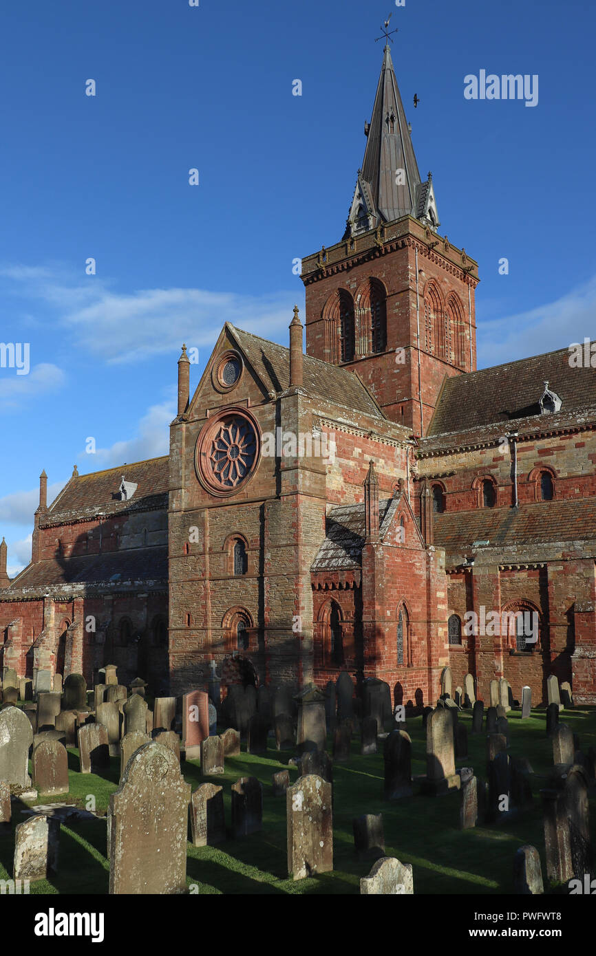 Die St. Magnus Kathedrale in Kirkwall, Orkney, Schottland ist über 870 Jahre alt, der lokalen vielfarbigem Sandstein in der normannischen Architektur erbaut, von Wikinger! Stockfoto