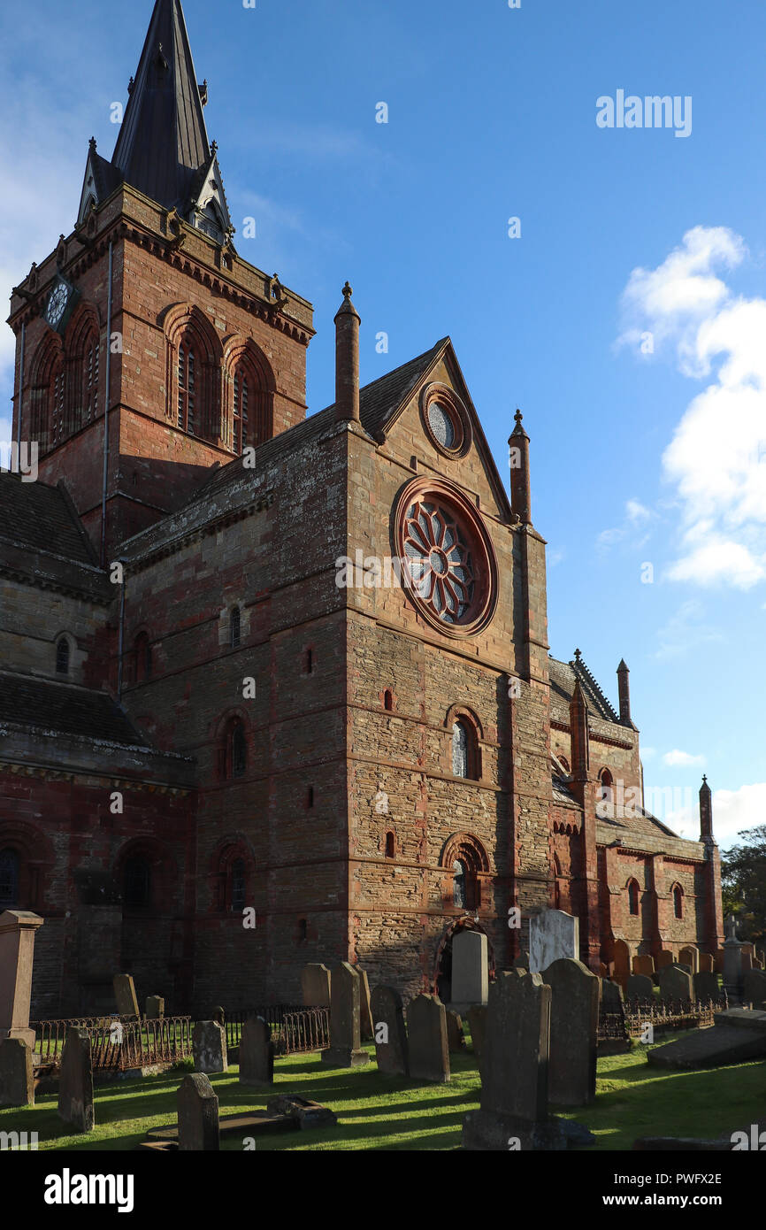 Die St. Magnus Kathedrale in Kirkwall, Orkney, Schottland ist über 870 Jahre alt, der lokalen vielfarbigem Sandstein in der normannischen Architektur erbaut, von Wikinger! Stockfoto
