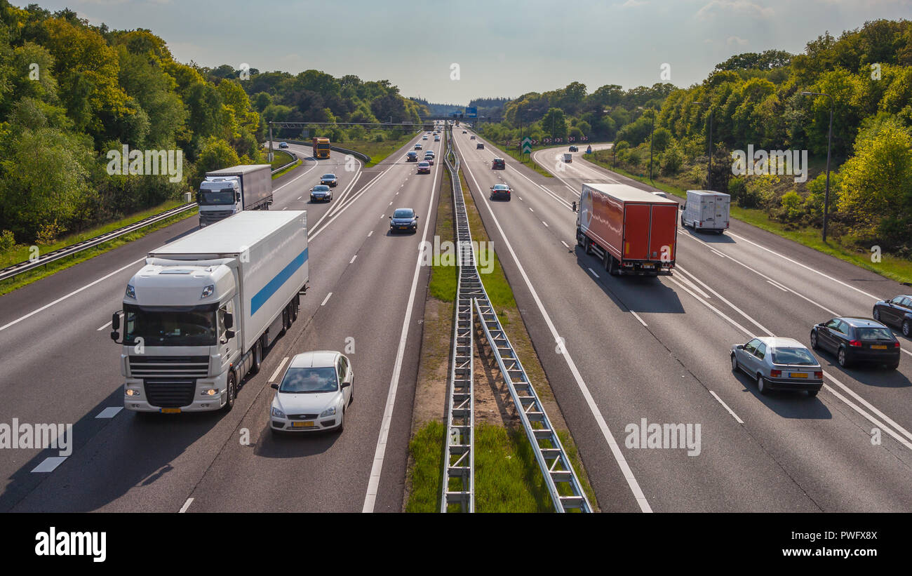 Rechts am Abend den Verkehr auf der Autobahn A12. Eine der Bussiest Autobahnen in den Niederlanden Stockfoto