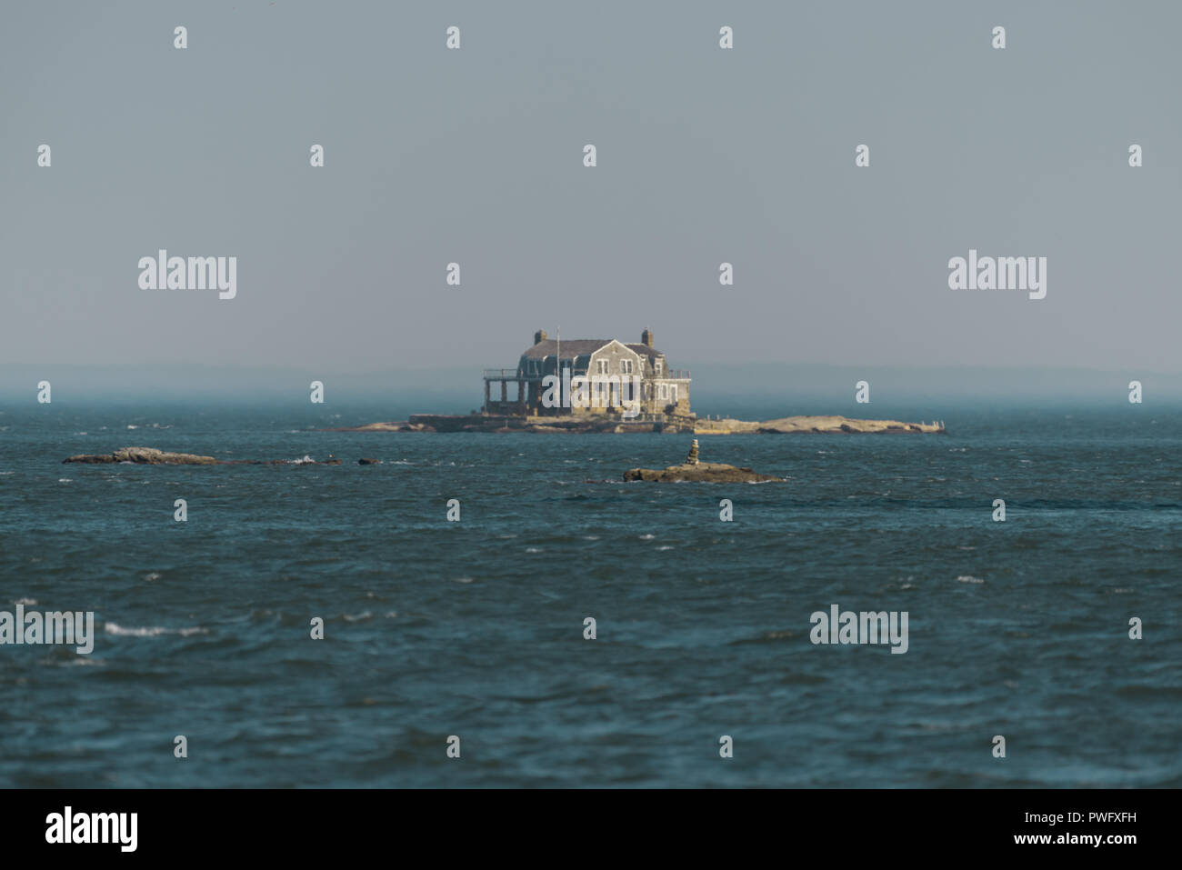 Haus gebaut auf einer felsigen Insel auf Long Island Sound Stockfoto