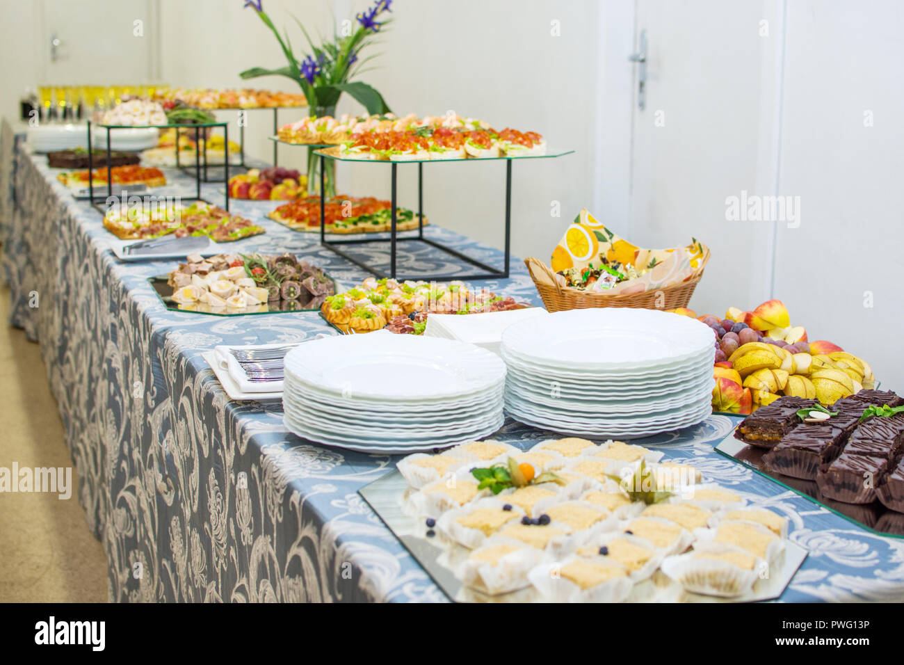 Tabelle der Rezeption Buffet mit kalten Snacks, Fleisch und Kuchen. Stockfoto