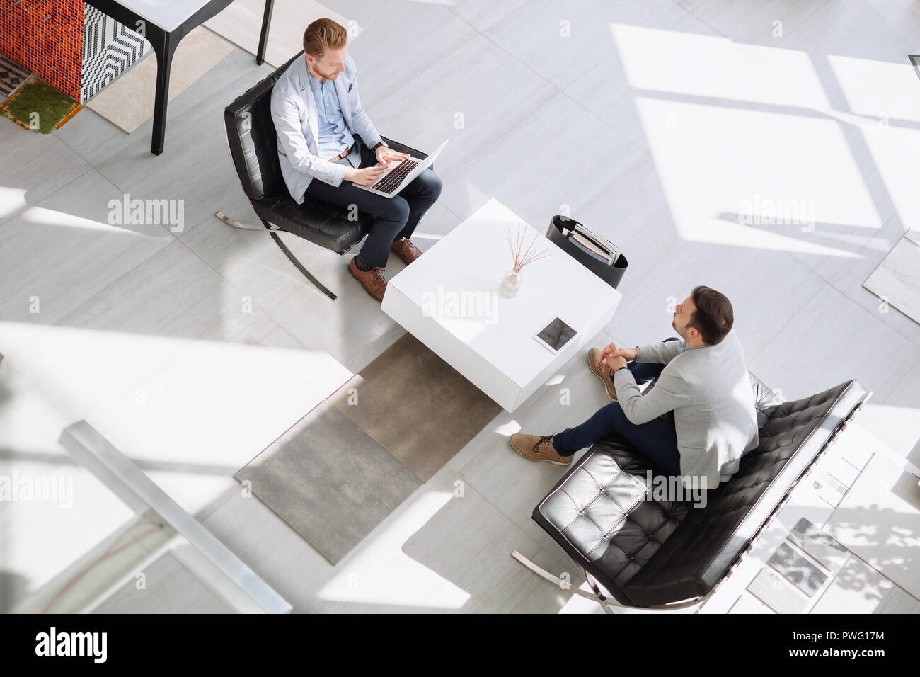 Business Meeting in der Lobby Stockfoto