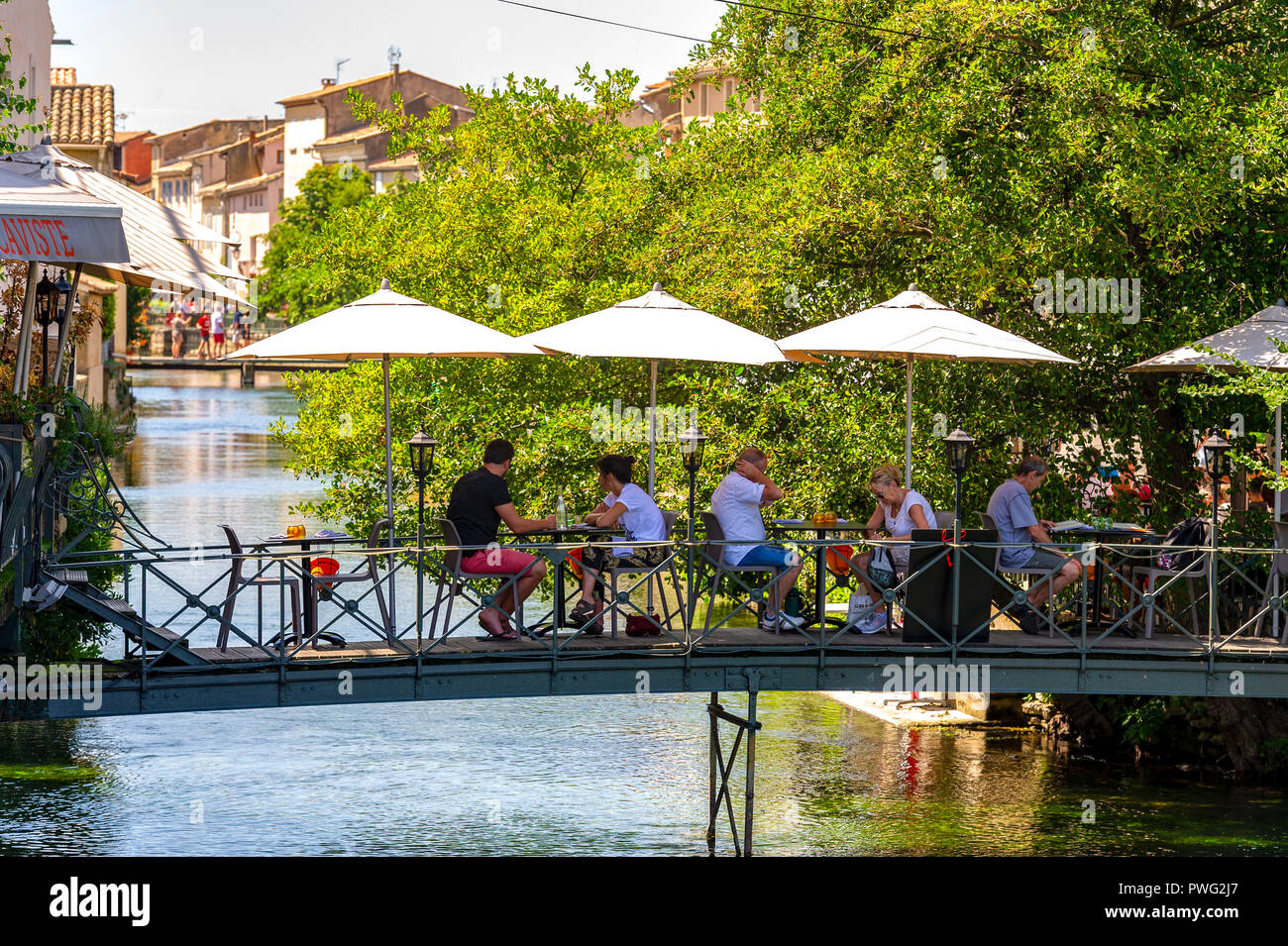 Frankreich. Vaucluse (84). L'Isle-sur-Sorgue. Restaurant im Becken Stockfoto