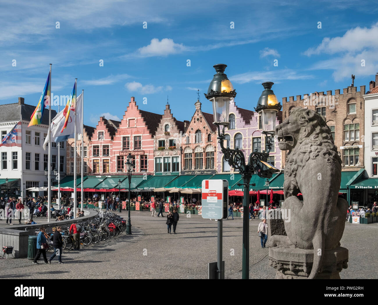 Straßenszene in Marktplatz (Markt) mit einer traditionellen Architektur in der mittelalterlichen Stadt Brügge, Westflandern, Belgien Stockfoto