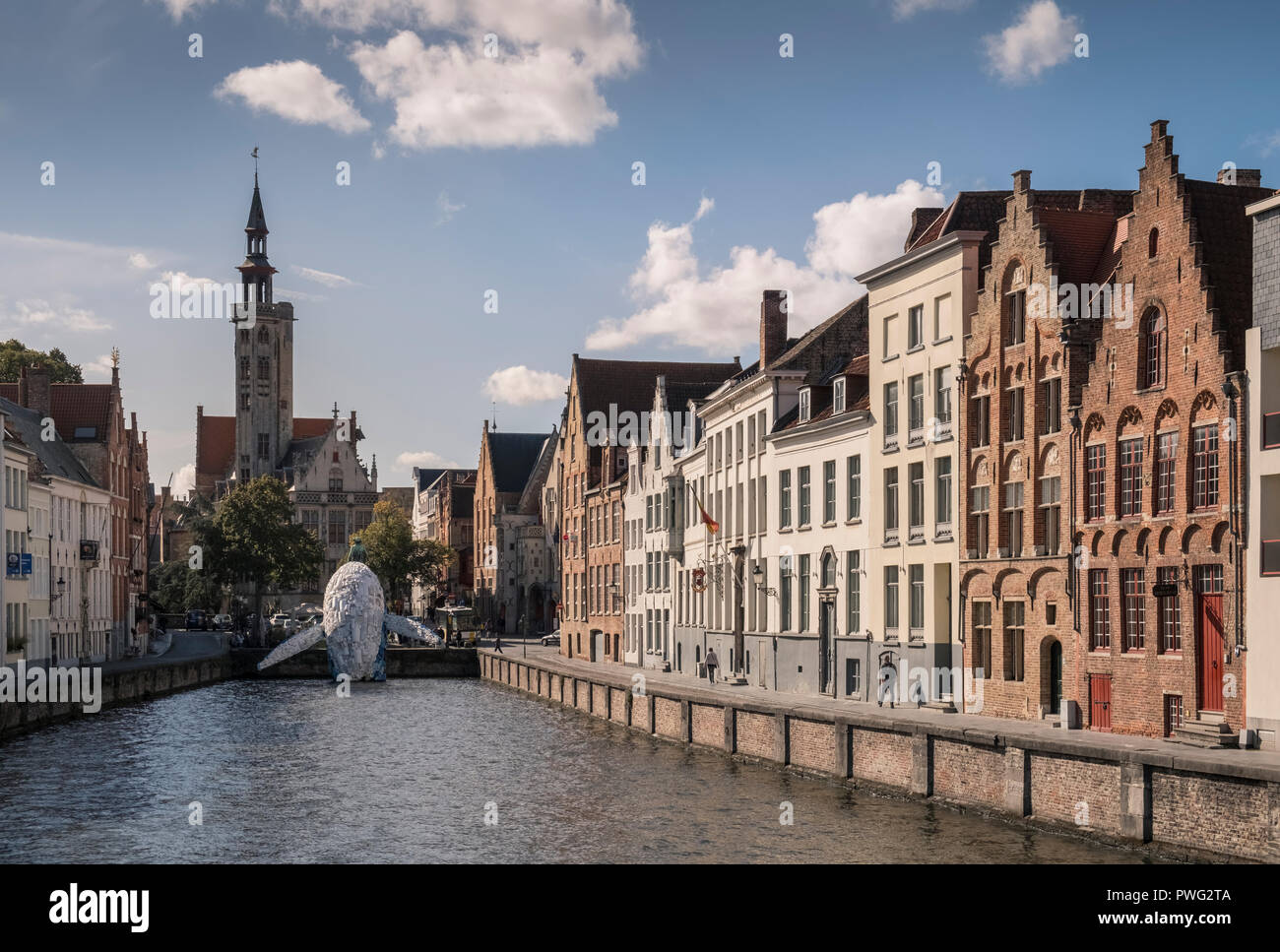 Ein riesiger Wal von 5 Tonnen aus recyceltem Kunststoff Abfälle für die Brügge Triennale 2018 gebaut steigt aus dem Kanal bei Jan Van Eyck Square, Brügge, Belgien. Stockfoto