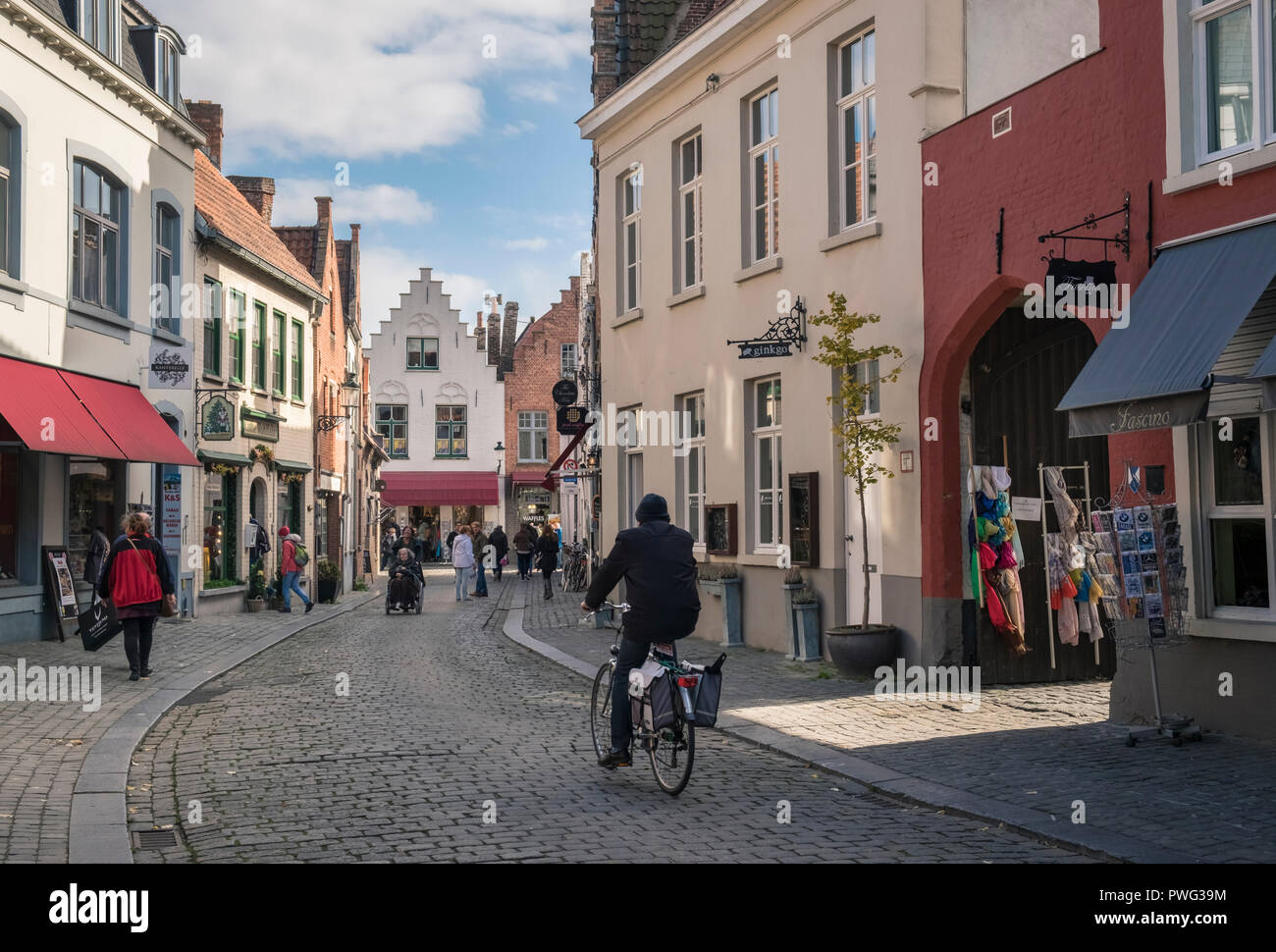 Straßenszene in der historischen Altstadt von Brügge, Belgien, ein UNESCO-Weltkulturerbe. Stockfoto