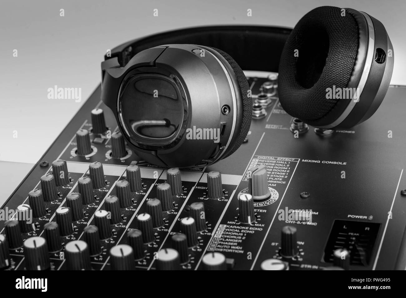Sound Studio Mischpult und Mikrofon in Schwarz und Weiß. Stockfoto