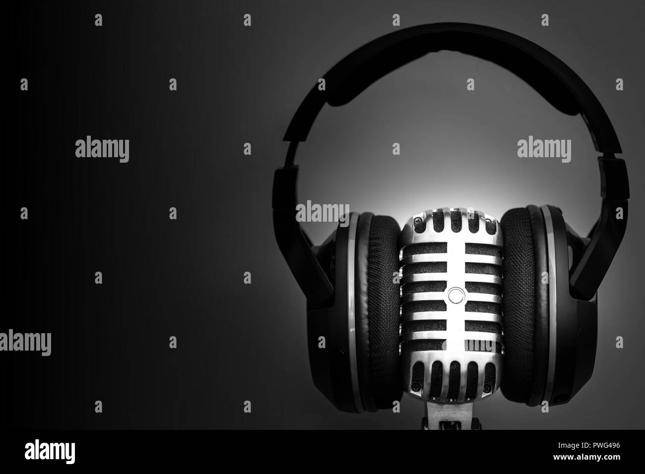 Sound theme in Schwarz und Weiß mit retro Mikrofon. Stockfoto