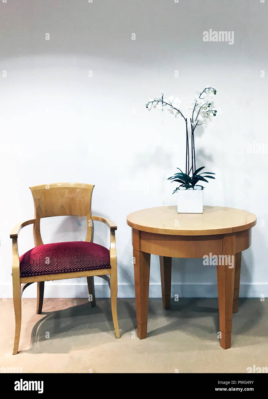 Holz Stuhl und Tisch mit Orchidee, auf weißem Hintergrund Stockfoto