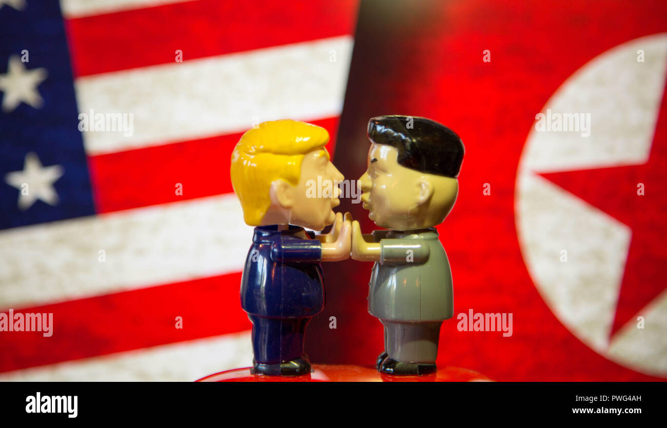 Präsident Trump und Kim Jong Un bobble-Heads spielen Patty cake vor der amerikanischen Flagge und Nordkoreanische Flagge Stockfoto