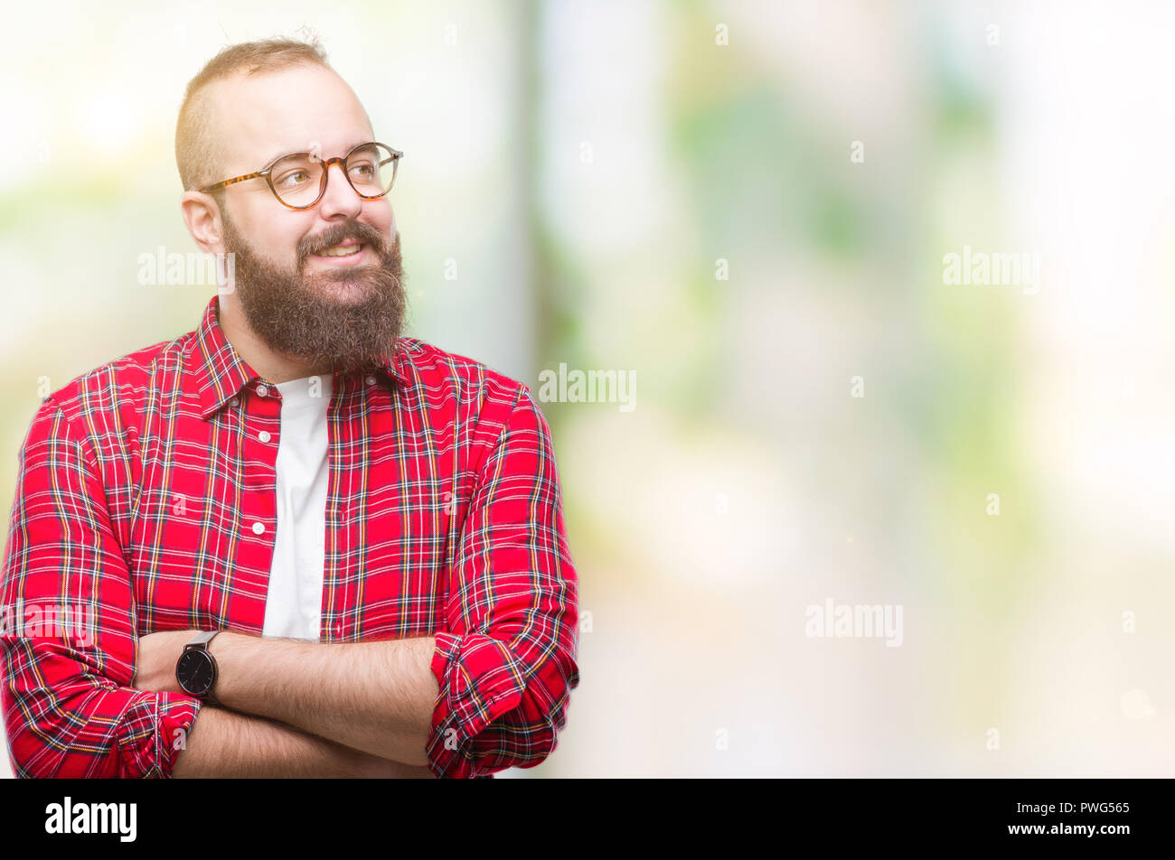 Junge Kaukasier Hipster Mann Mit Brille Uber Isolierte Hintergrund Lachelnd Seite Suchen Und Sie Starrte Denken Stockfotografie Alamy
