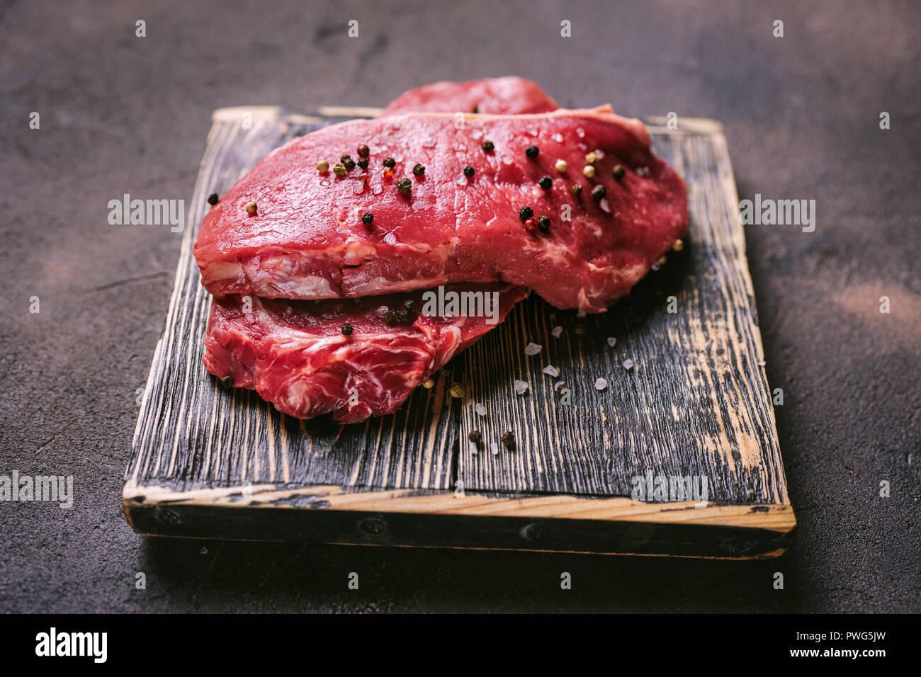 In Der Nahe Von Zwei Stucke Von Beaf Steak Auf Dem Holzbrett Copa Raum Stockfotografie Alamy