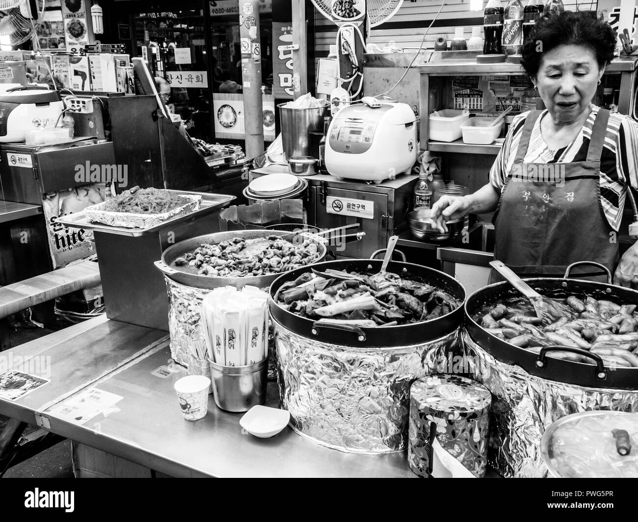 Seoul, Südkorea - 21. Juni 2017: Frau Anbieter Kunden Gwangjang Markt in Seoul. Stockfoto