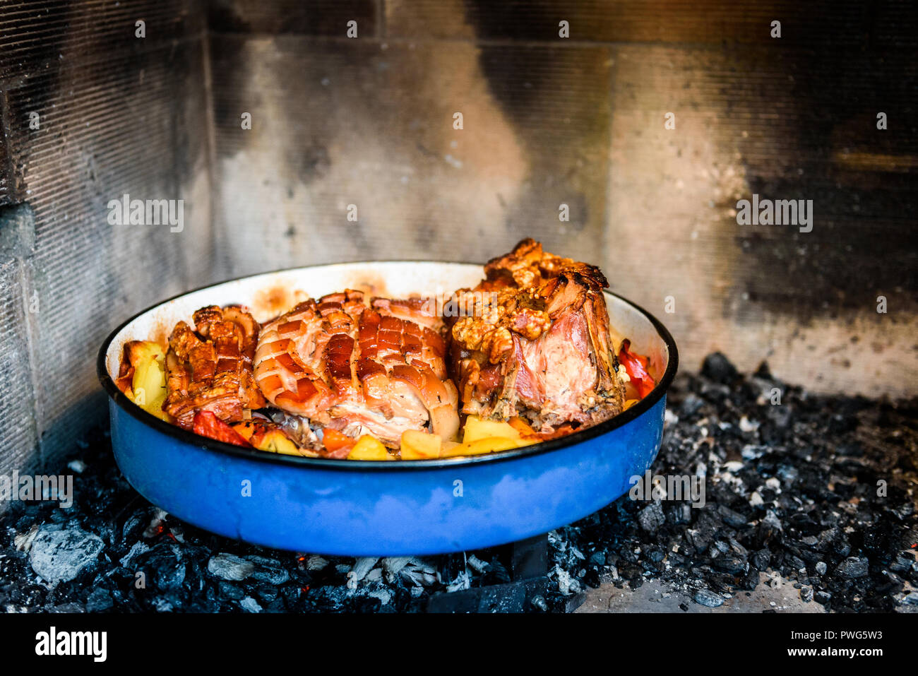 Vorbereiten und kochen Schweinebraten im traditionellen Metal pot Peka.  Fleisch und Gemüse in traditionellen Balkan, Kroatisch, Griechisch  mediterrane Mahlzeit Peka in Stockfotografie - Alamy