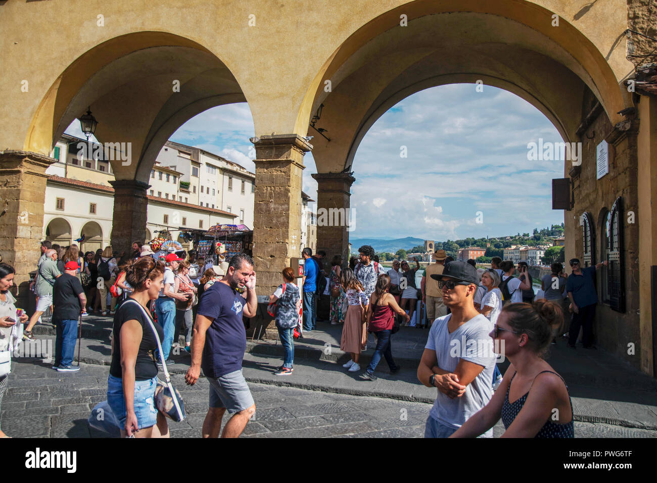 Italien, Toskana, Florenz. Touristen und Passanten in der Altstadt Stockfoto