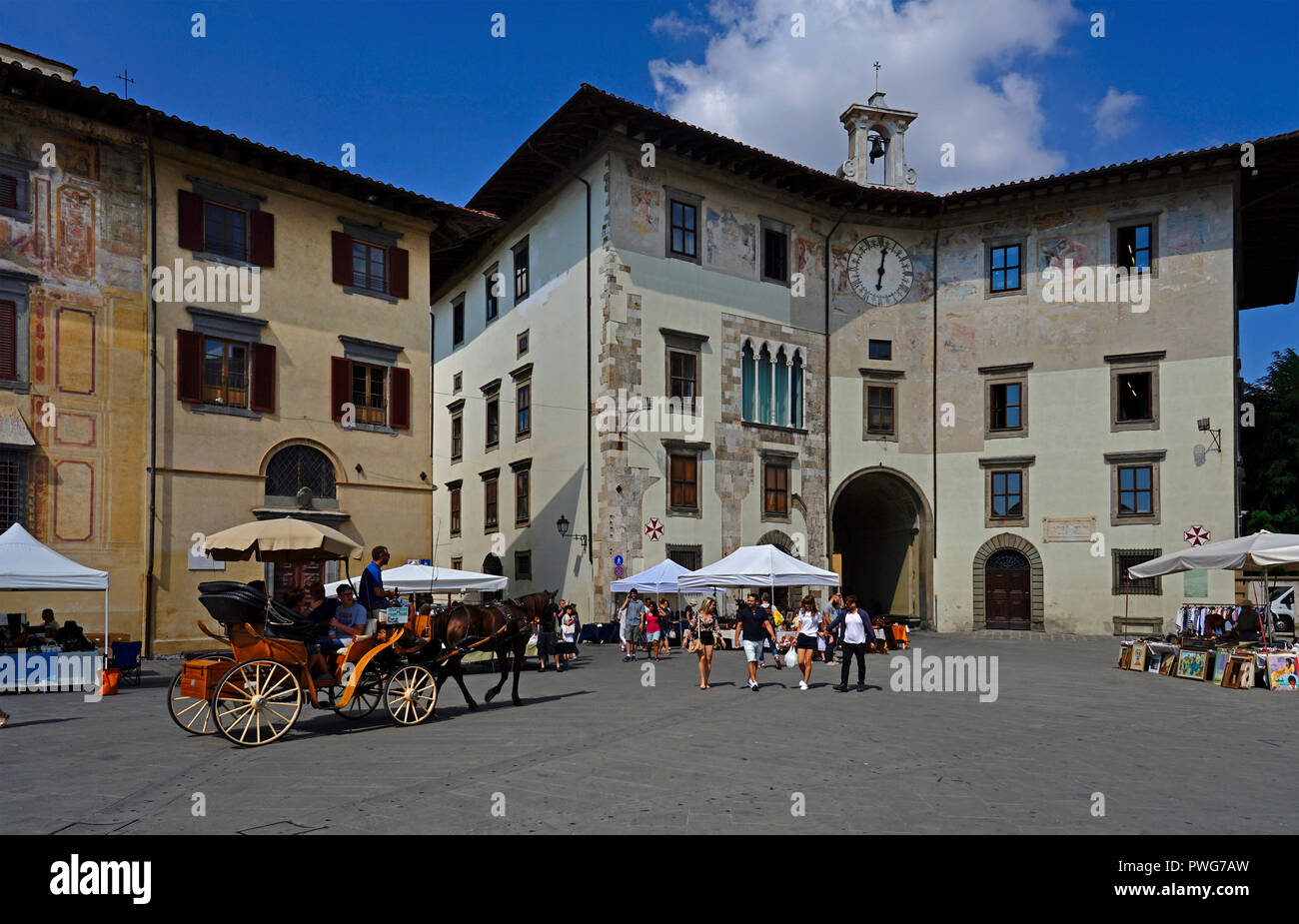 Pferdewagen und Markt auf der Piazza dei Cavalleri, Pisa, Toskana, Italien, Europa Stockfoto