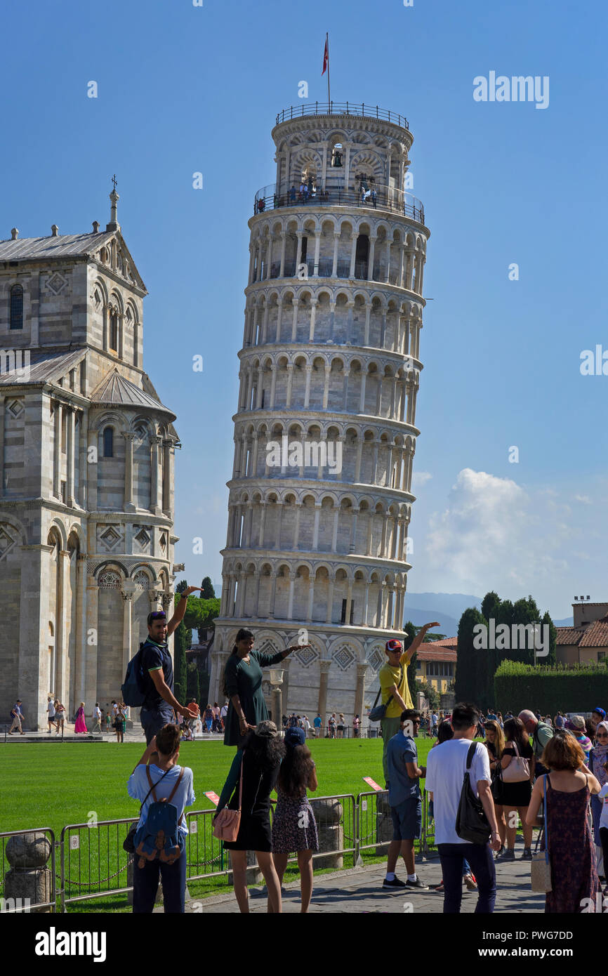 Touristen durch den schiefen Turm von Pisa, Pisa, Toskana, Italien, Europa Stockfoto