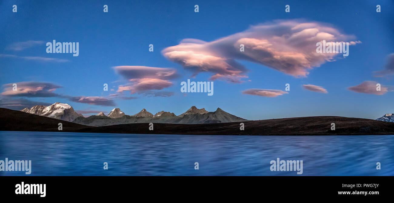 Rosa Wolken nach Sonnenuntergang auf Rosset See. Nationalpark Gran Paradiso. Alpi Graie Stockfoto