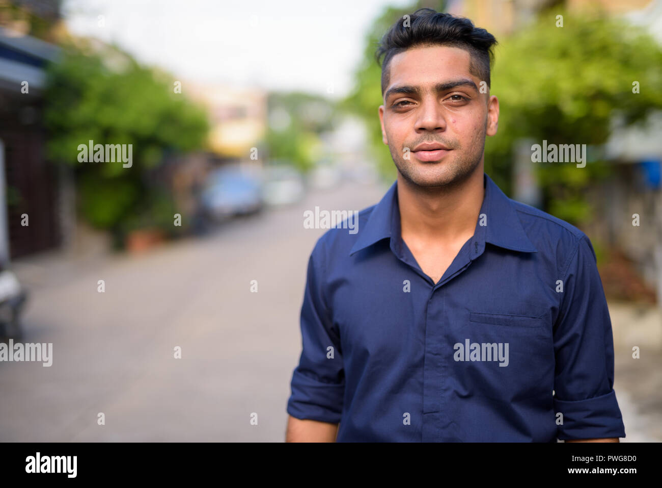 Junge indische Geschäftsmann in den Straßen im Außenbereich Stockfoto