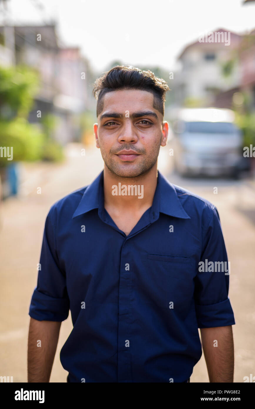 Junge indische Geschäftsmann in den Straßen im Außenbereich Stockfoto