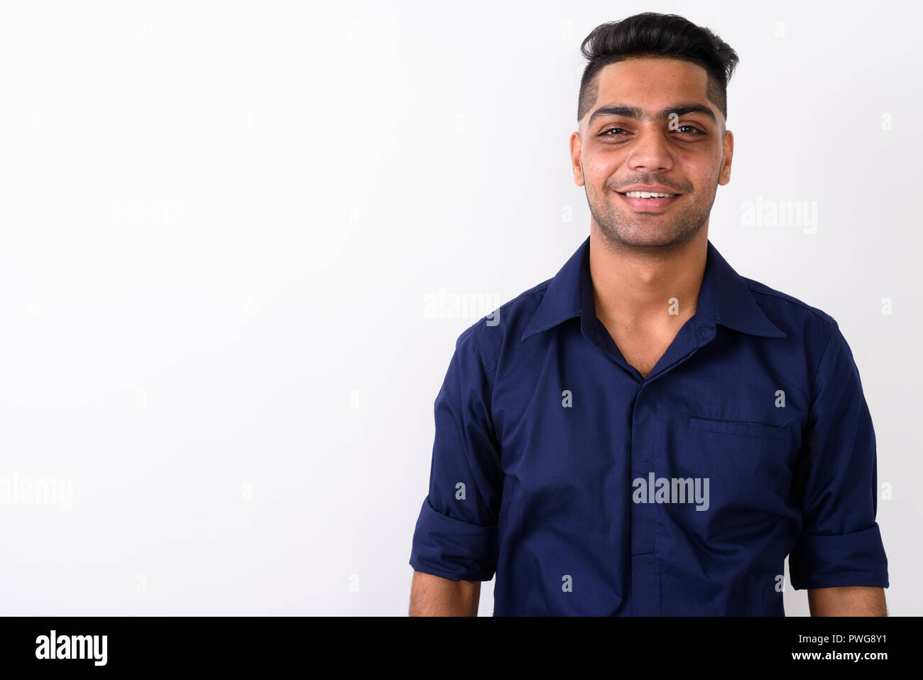 Studio shot junger indischer Geschäftsmann vor weißem Hintergrund Stockfoto