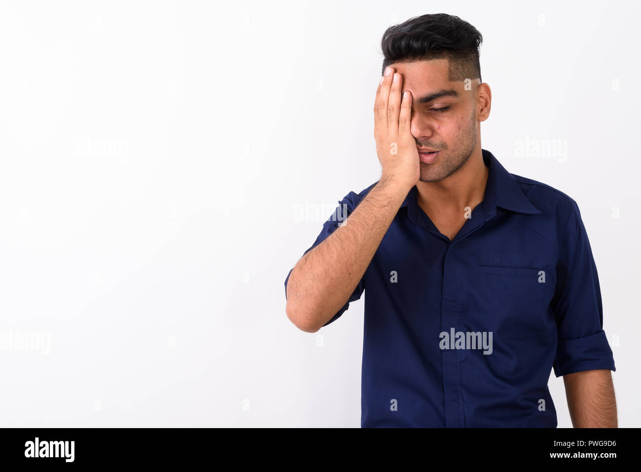 Studio shot junger indischer Geschäftsmann vor weißem Hintergrund Stockfoto