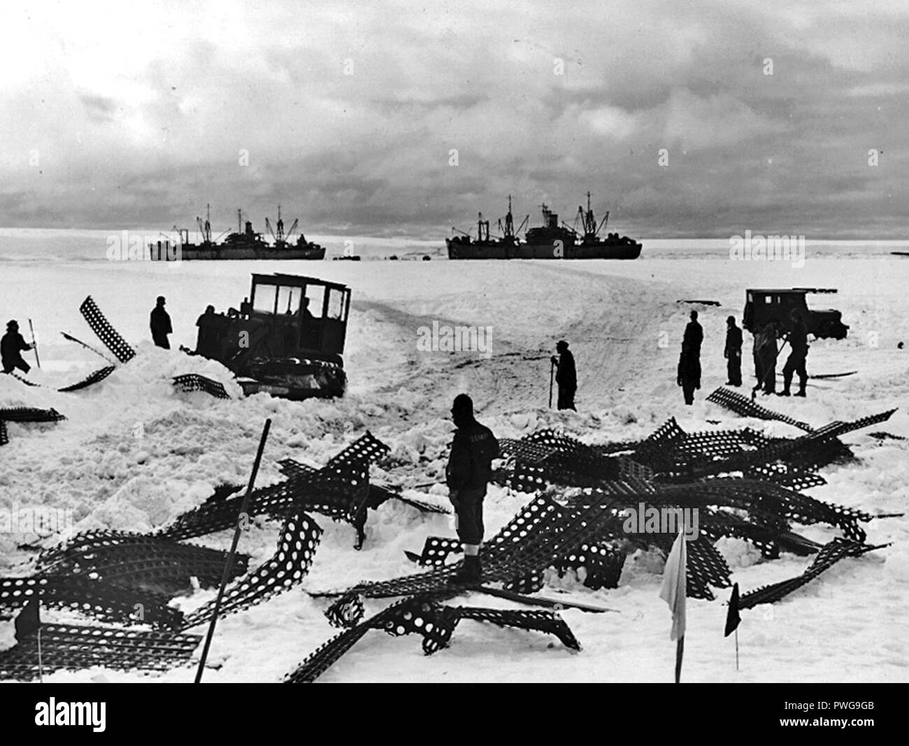 Bulldozer löscht weg während der Operation Highjump befasste. c 1947. Stockfoto