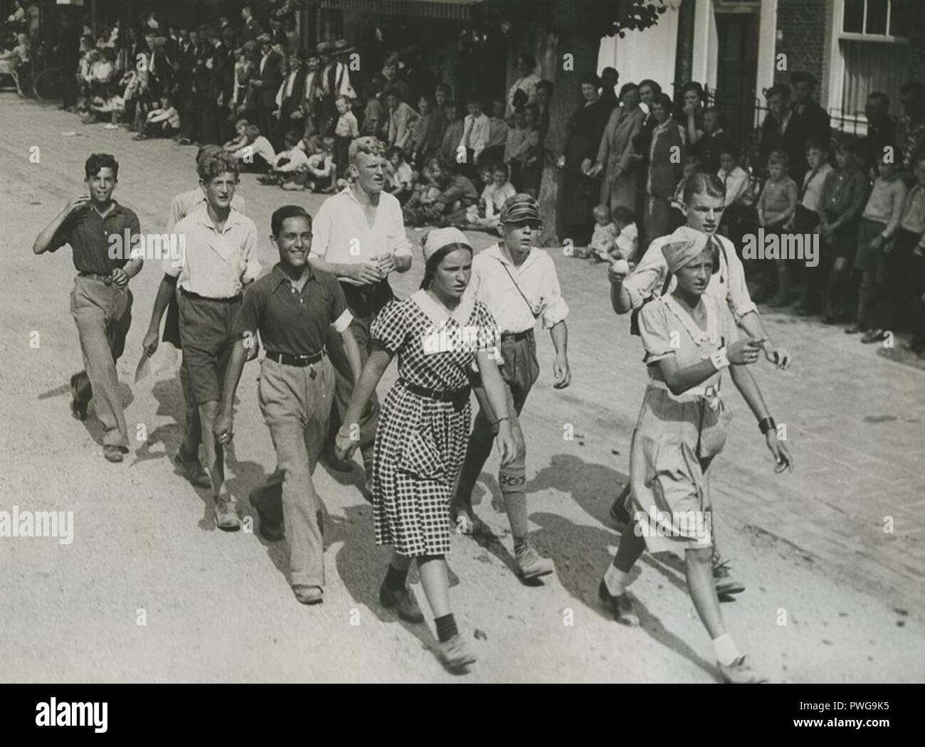 Burgerdeelnemers Op De Dagelijkse afstand van 30 Kilometer passeren Wijchen op d-F 40595 - KNBLO. Stockfoto