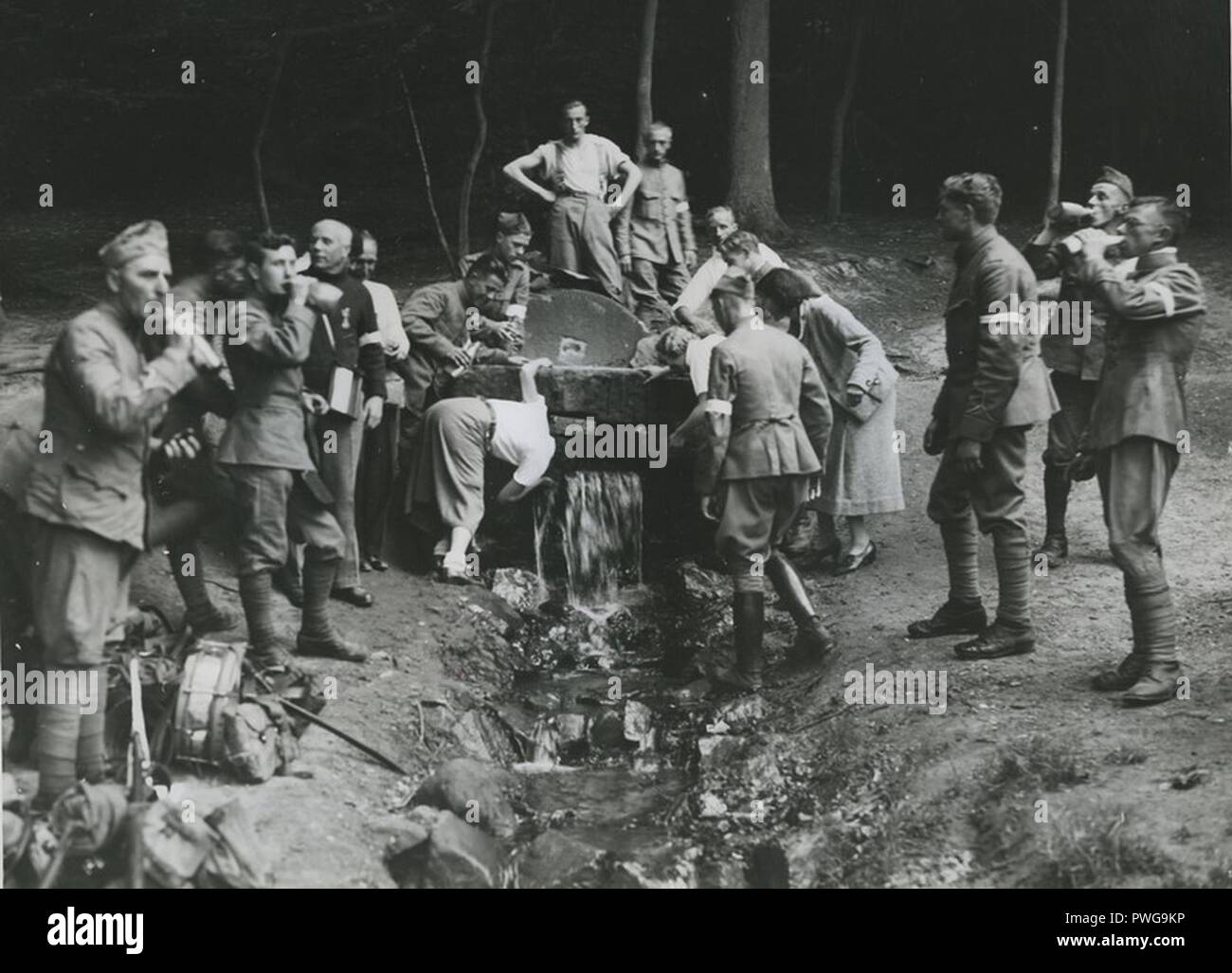 Burger-en militaire deelnemers rusten uit aan de Voet van de Sint Jansberg op d-F 40812 - KNBLO. Stockfoto