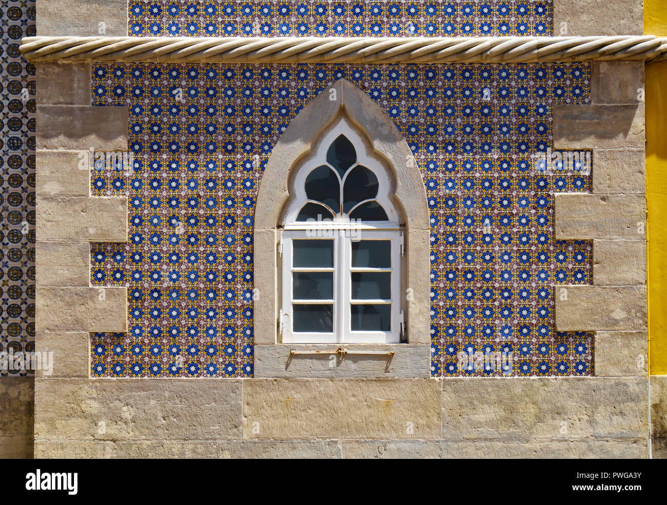 Die Neo-Manueline Stil lancet Stil Fenster auf der westlichen Fassade des Neuen Schlosses. Palácio da Pena. Sintra. Portugal Stockfoto