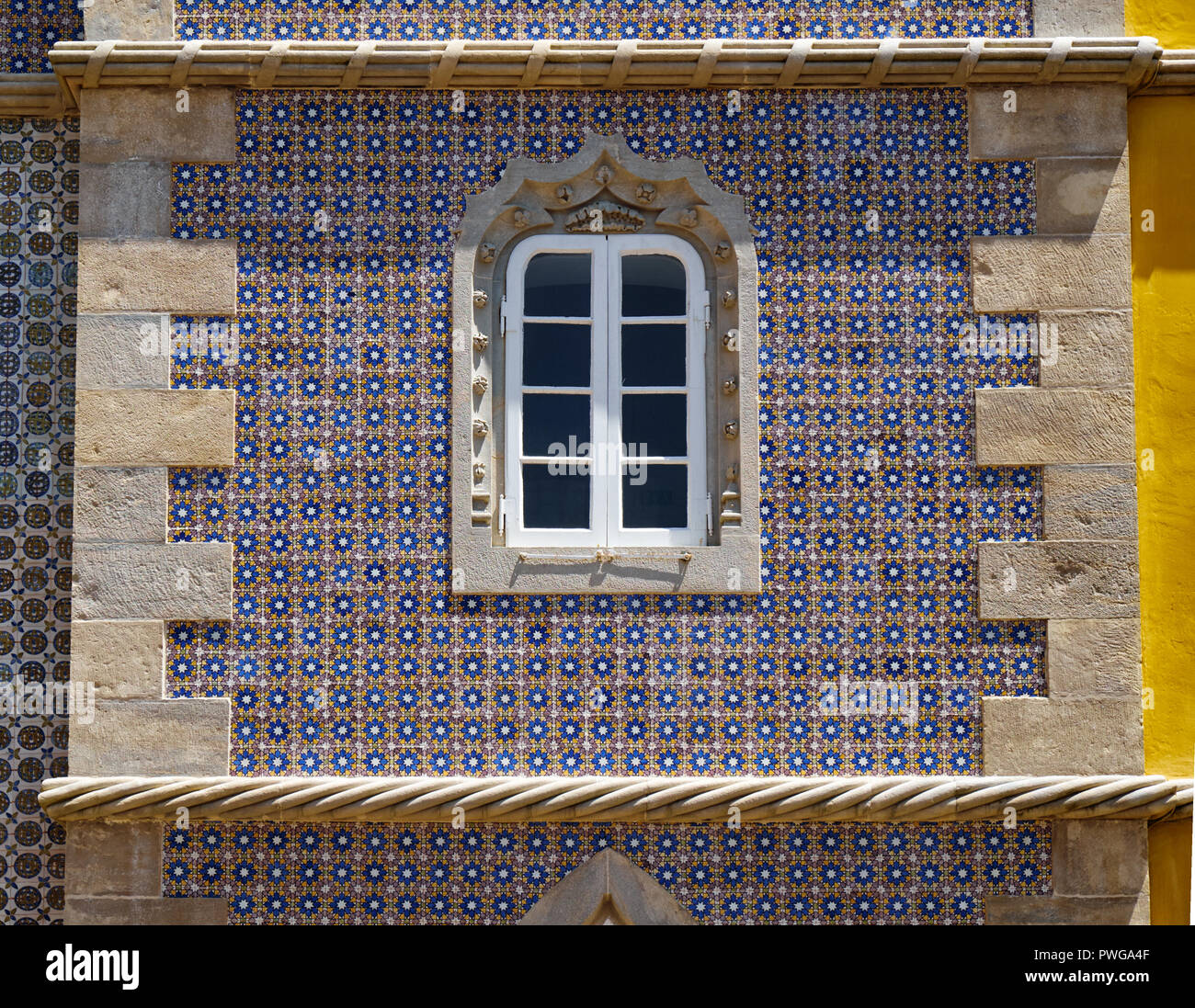 Die Neo-Manueline Stil lancet Stil Fenster auf der westlichen Fassade des Neuen Schlosses. Palácio da Pena. Sintra. Portugal Stockfoto