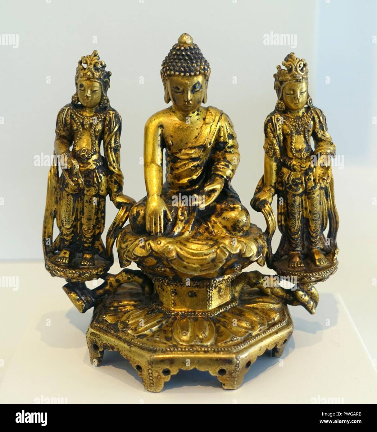 Buddhistische Triade, Amitabha Buddha mit zwei Boddhisattvas, wahrscheinlich Avalokiteshvara und Mahasthamaprapta, Korea, Choson Dynastie, Mitte 1400 s, vergoldetem Silber Stockfoto