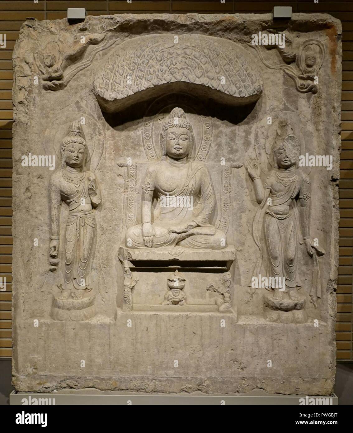 Buddha Triade in einer Nische, Baoqingsi Tempel, Xi'an, Provinz Shaanxi, China, Tang-dynastie, 700 s AD, Kalkstein Stockfoto