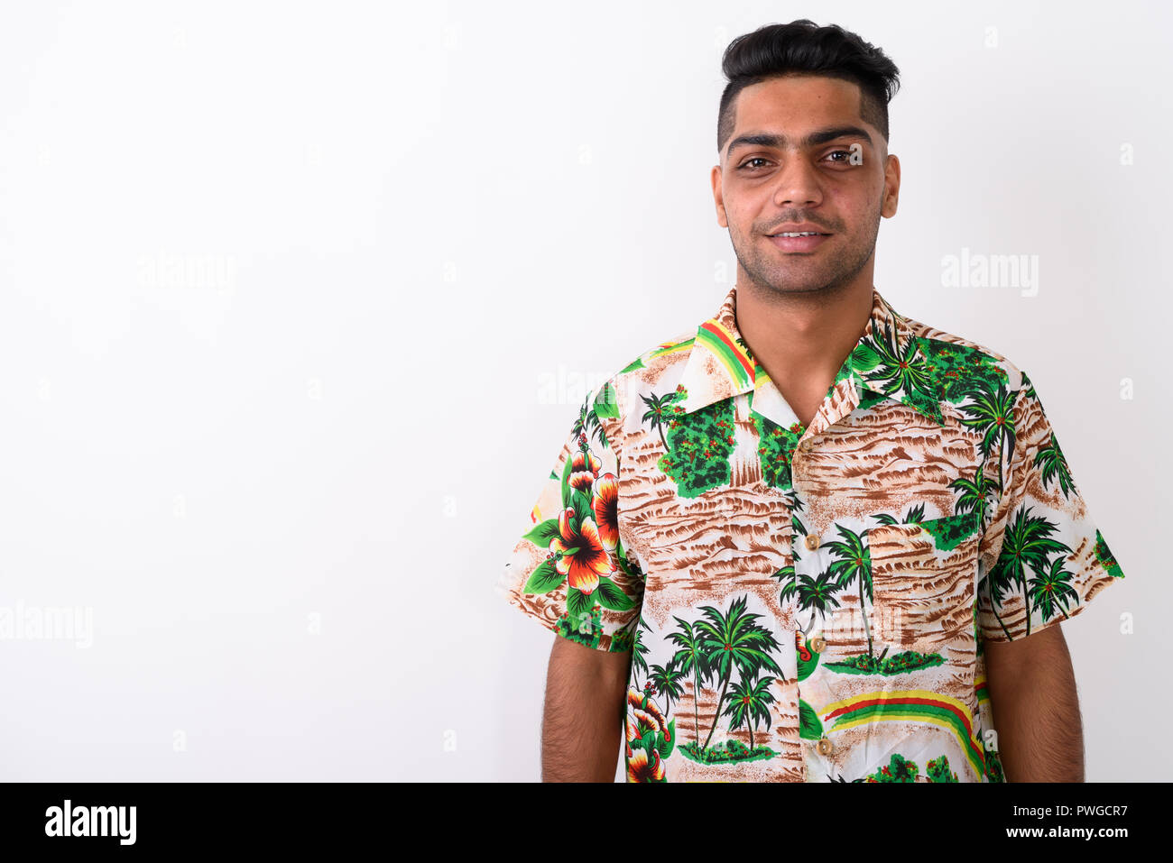 Junge indische Touristen Mann mit Hawaiian shirt gegen Weiße ba Stockfoto