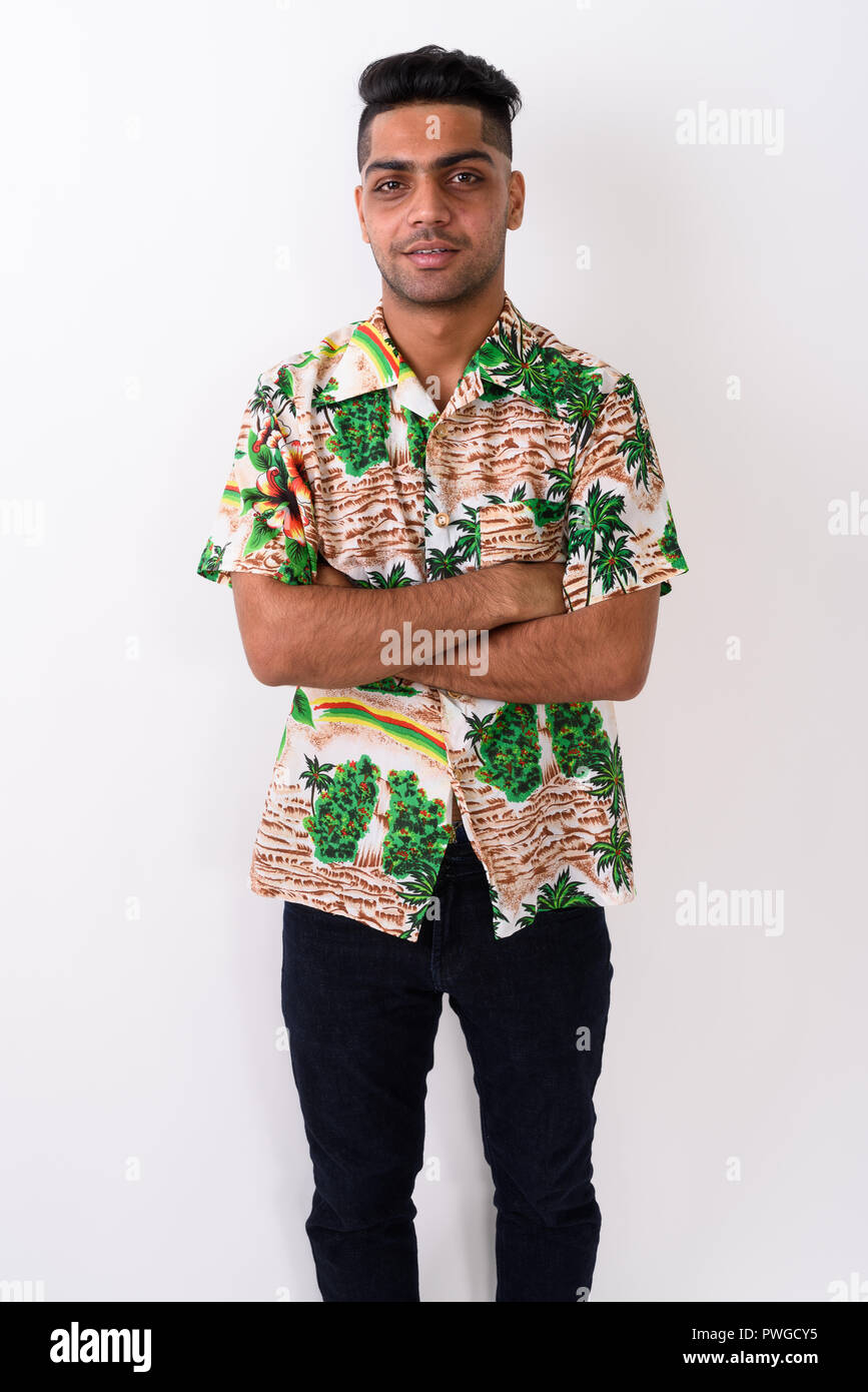 Junge indische Touristen Mann mit Hawaiian shirt gegen Weiße ba Stockfoto