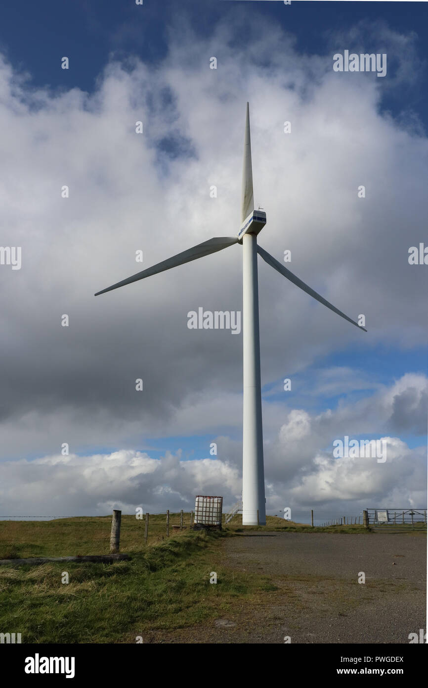Riesige 3 Blade x-Achse wind turbine in Northfield, Burray, Orkney, Schottland gegen eine Wolke blauen Himmel. Wind Power Generator von electrcity Stockfoto